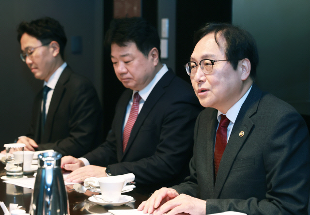 역대 통상교섭본부장 간담회 주재하는 정인교 산업통상자원부 통상교섭본부장. <산업부 제공>